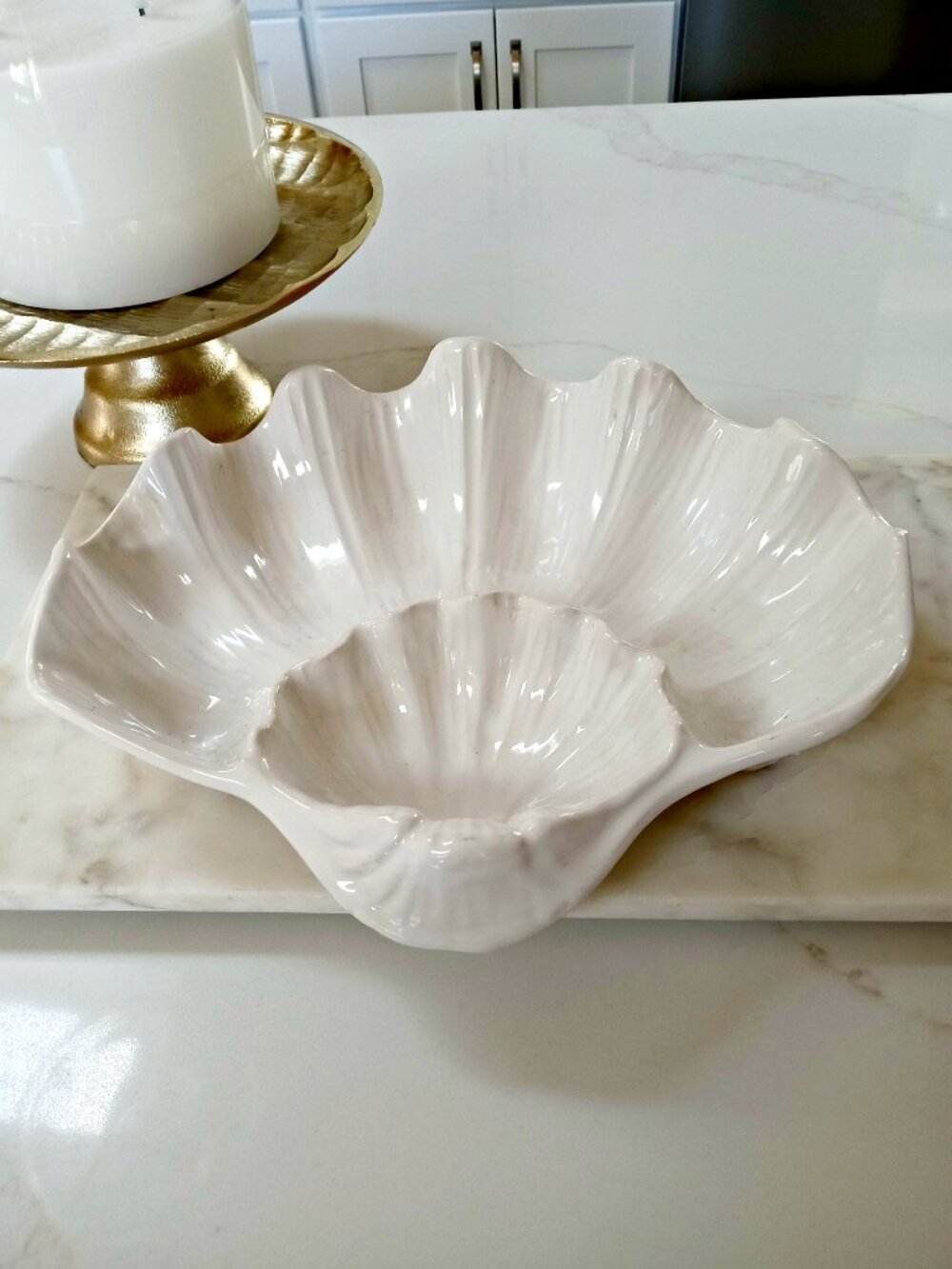 VINTAGE CLAM SHELL SERVING BOWL